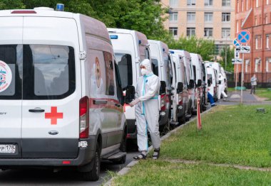 Saint Petersburg, Rusya - 13 Haziran 2021: Pokrovskaya Hastanesi 'nin kabul bölümünde sıra bekleyen ambulanslar. Şehirdeki koronavirüs vakalarının sayısında artış var..