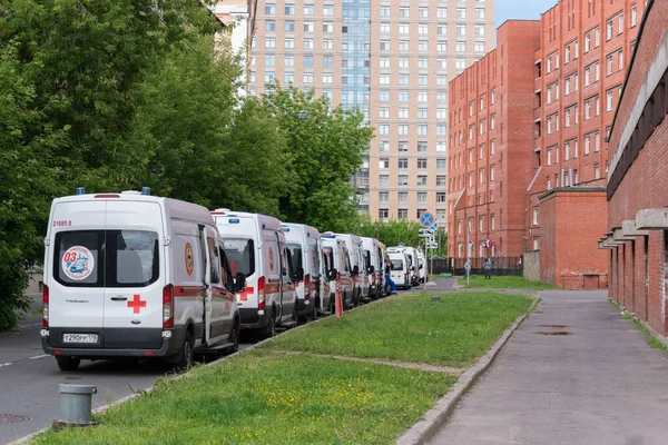 Санкт Петербург Росія Червня 2021 Лінія Машин Швидкої Допомоги Чекає — стокове фото