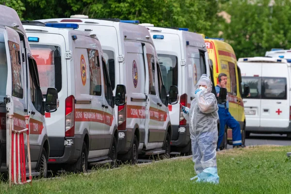 Saint Petersburg, Rusya - 13 Haziran 2021: Pokrovskaya Hastanesi 'nin kabul bölümünde sıra bekleyen ambulanslar. Şehirdeki koronavirüs vakalarının sayısında artış var..