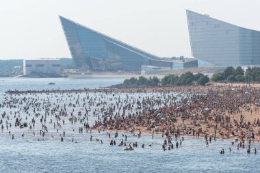 Saint Petersburg, Rusya - 20 Haziran 2021: Binlerce insan Saint Petersburg 'un 300. yıldönümü parkında güneşlenip yüzüyor. Şehrin anormal sıcaklıkları var, hava rekorları kırıyor..