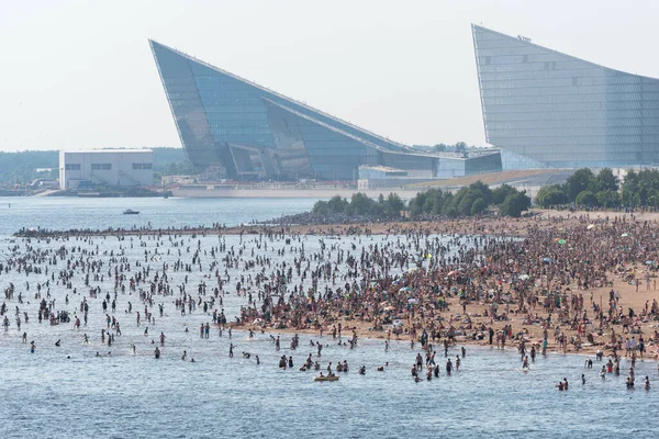 Saint Petersburg, Rusya - 20 Haziran 2021: Binlerce insan Saint Petersburg 'un 300. yıldönümü parkında güneşlenip yüzüyor. Şehrin anormal sıcaklıkları var, hava rekorları kırıyor..