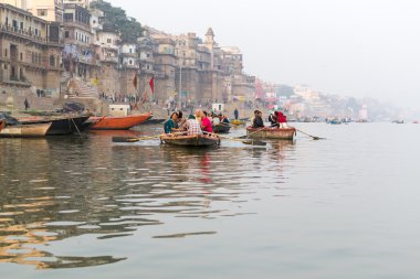 Hindistan'da Varanasi, Ganj Nehri üzerinde tekne