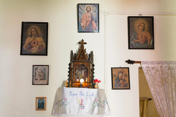 Des reliques chrétiennes dans une maison indienne — Photo