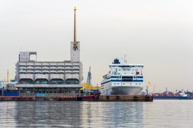 Büyük beyaz feribot bir limanda palamarla