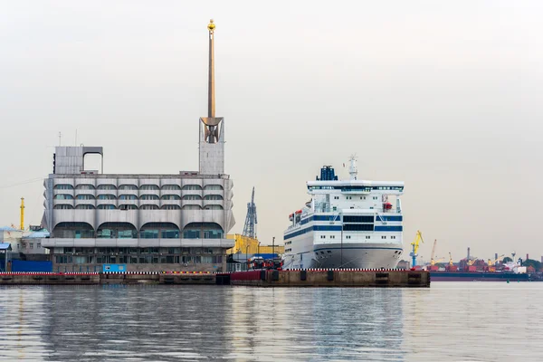 Büyük beyaz feribot bir limanda palamarla