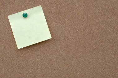 cork board üzerinde yapışkan not 