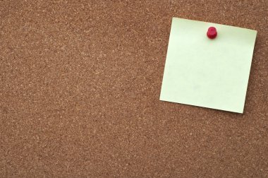 cork board üzerinde yapışkan not.