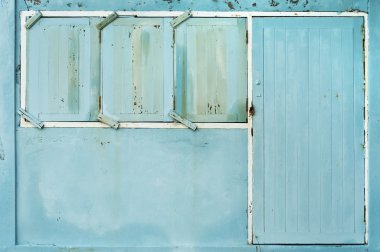 Eski kapı ve pencereler ahşap duvar.