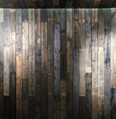 Spot ışıklar ile ahşap duvar.