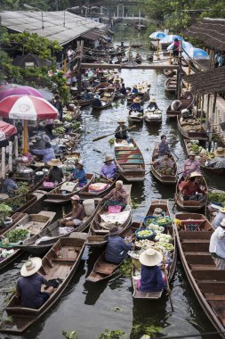 Ratchaburi Tayland -Ekim 3: ahşap tekneler meyve ile yüklenir 
