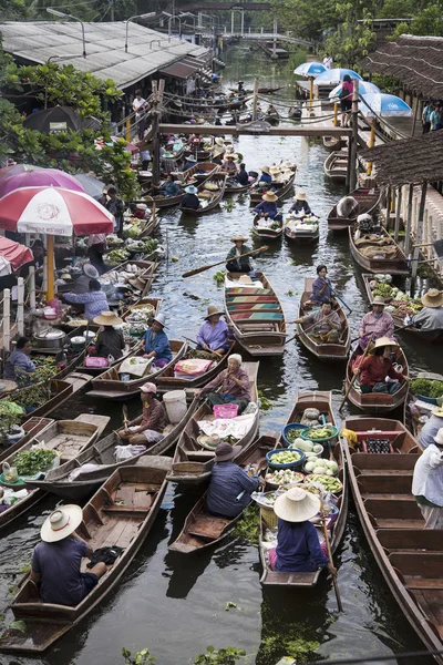 Ratchaburi Tayland -Ekim 3: ahşap tekneler meyve ile yüklenir 