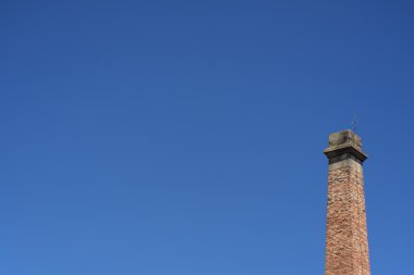 Mavi gökyüzü ile baca.