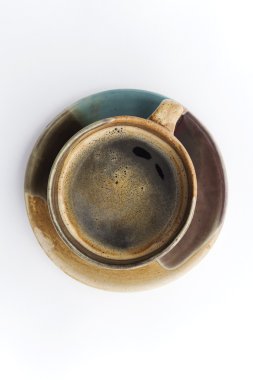 Beyaz arka planda kahve fincanı ve çay tabağı..