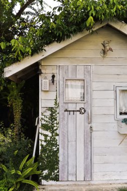 Resim rustik bir beyaz yazlık.