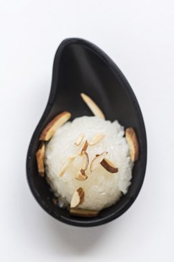 Dilimlenmiş badem ile tatlı yapışkan pirinç.