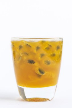 Tutku meyve suyu bir bardak.