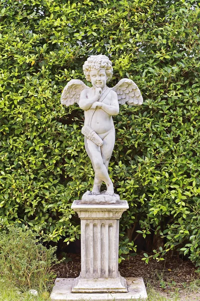 Escultura Cupido no jardim . — Fotografia de Stock