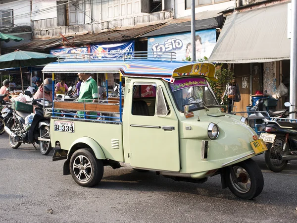 Tuktuk motor triciclo símbolo de la provincia de Trang, Tailandia . —  Fotos de Stock