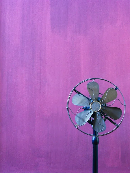 Alter Ventilator an lila Zementwand. — Stockfoto