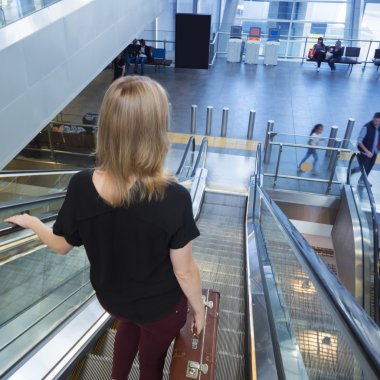 Yürüyen merdiven Havaalanı lobide kadınlarda. Eski bir bayanla