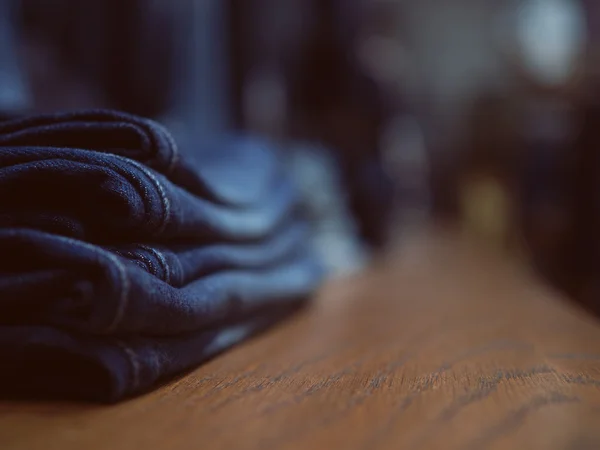 Loja de moda de calça em uma prateleira. Roupas bem dobradas. Conceito o — Fotografia de Stock