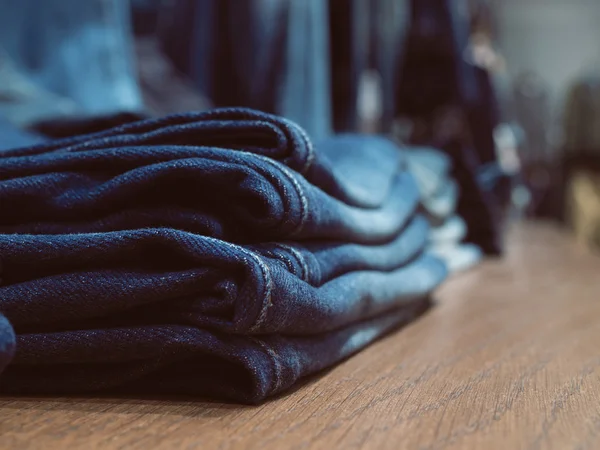 Jeans modebutik på hyllan. Casual denim kläder. Begreppet — Stockfoto