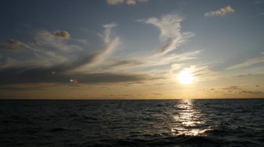 Denizde muhteşem bir gün doğumu