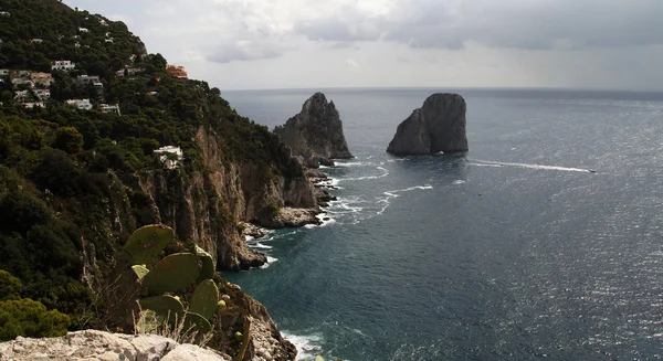 Faraglioni di Mezzo, île de Capri - Italie — Photo