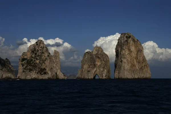 Faraglioni di Mezzo, Isla de Capri - Italia —  Fotos de Stock