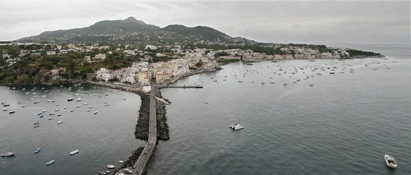 Kuşlar göz görünümü Ischia Ponte, ada. İtalya.