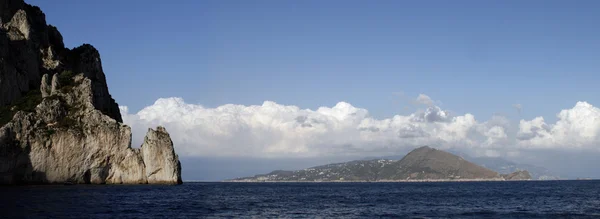 Île le long de la côte sud de l'Italie — Photo