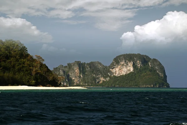 Kireçtaşı uçurumun Andaman Denizi Adaları, Tayland — Stok fotoğraf