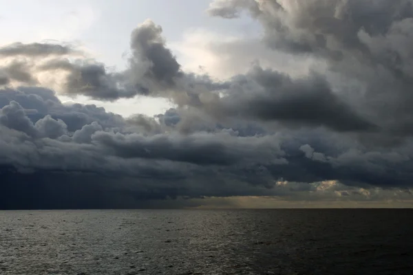 Puesta de sol en el Mediterráneo. Nubes y truenos — Foto de Stock