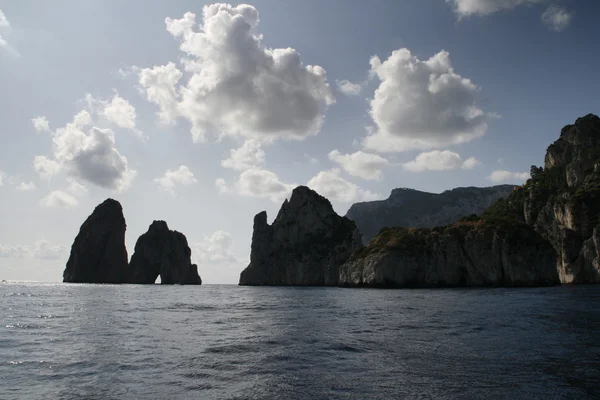 Faraglioni di Mezzo, Isla de Capri - Italia —  Fotos de Stock