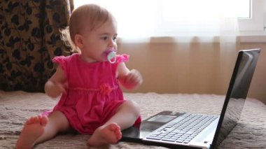 bilgisayarda çalışan şirin bebek