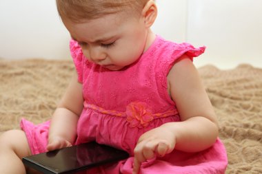 kanepede oturan smartphone ile küçük oğlu çalıyor