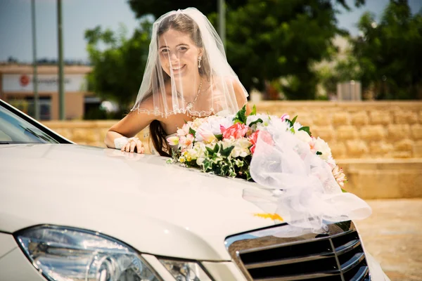 buket düğün car yakınındaki ile mutlu gelin