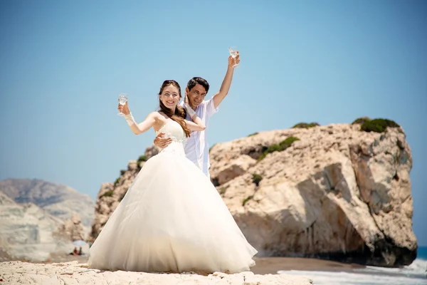 Gelin ve damat ile bardak şampanya sahilde Akdeniz