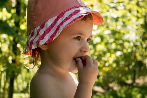 Retrato de una niña que come frambuesa — Foto de Stock