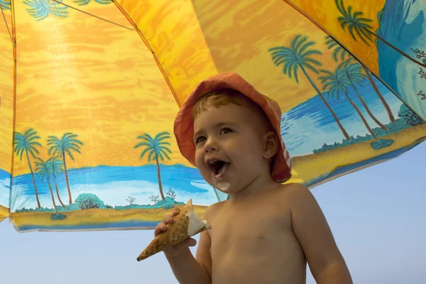 Hermosa niña en la naturaleza comiendo helado — Foto de Stock