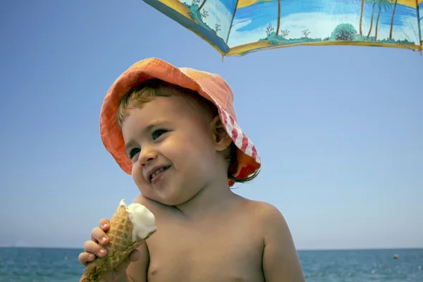 Primer plano retrato adorable sonriente chica comiendo helado en la playa — Foto de Stock