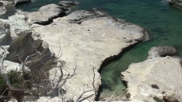 Білі скелі і синє море. Середземне море. Узбережжя Кіпру. Гарний морський краєвид острова Кіпр з скелястий берег. Голова Повний 1920 х 1080 — стокове відео