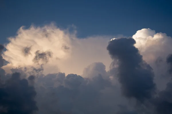 A háttér a kék ég thundercloud. — Stock Fotó