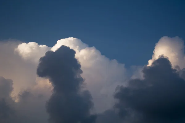 Céu dramático com nuvens tempestuosas — Fotografia de Stock