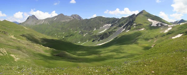 Landschap van de zomer in de bergen en de blauwe hemel met wolken. Panorama — Stockfoto