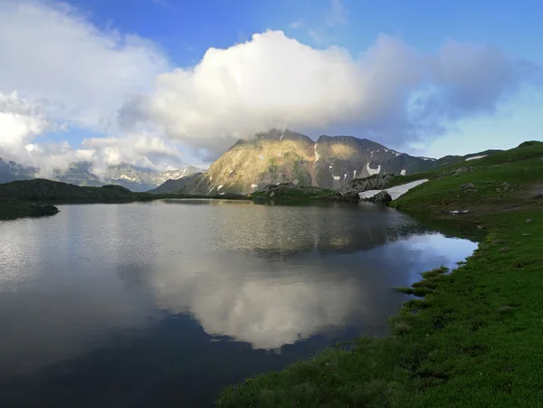 Zomer weergave van de bovenste waterton meer en de bergen, nationaal park — Stockfoto