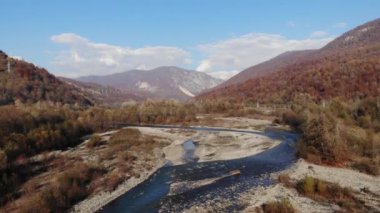 Fantastik Kanyon Dağı Nehri 'nin üzerinden insansız hava aracı uçuşu dramatik sonbahar manzarası Orange Hills Çam Ağacı Ormanları. 4k