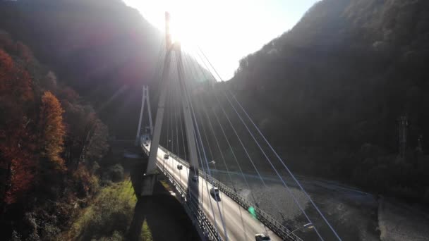 Kablo görüntüsü köprü olarak kaldı. Köprü üzerinde destansı bir uçuş. Yolda küçük bir trafik vardı. 4k. — Stok video