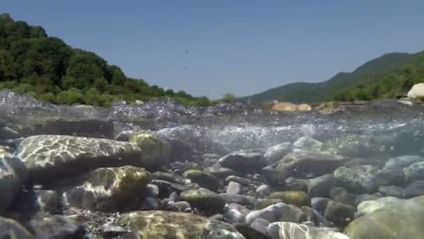 De camera toont de bergen en de bodem van een ondiepe bergrivier — Stockvideo