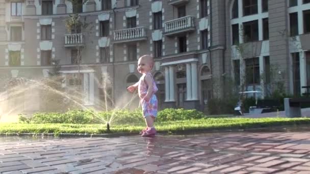 Small child playing near the fountain — Stock Video